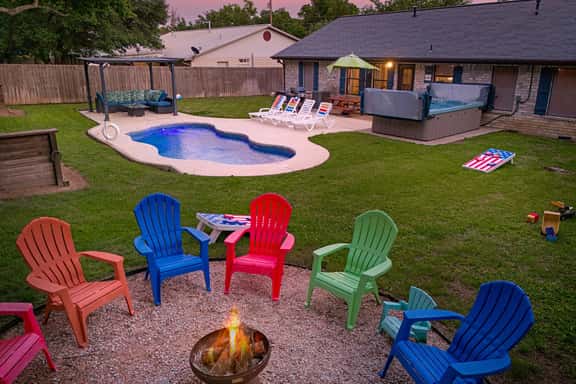 Curvy pool, huge hot tub, fire pit near Main St - Image 1