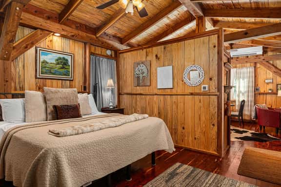 Saw Mill (Cabin #2) - Hot Tub & 10 Mins to Main St - Image 1