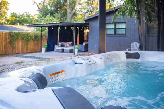 Das Green Dor - Sleeps 9, Hot Tub & Fire Pit - Image 1