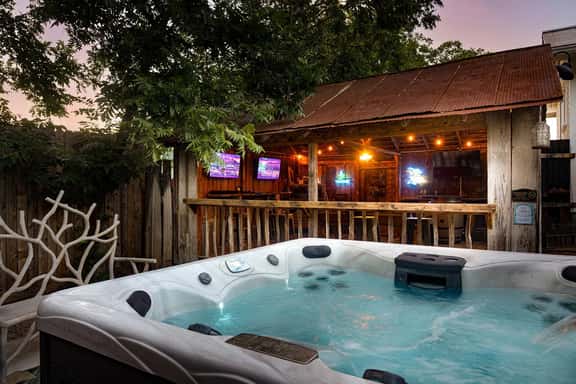 Charmed Haus - Hot tub & Pool Table - Image 1