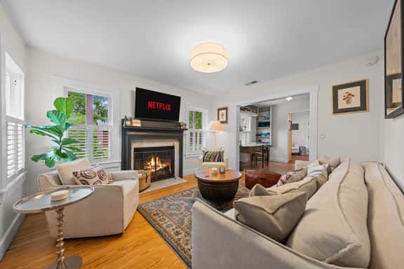 Perla's Place - Fire Place & 3 Blocks from Main - Image 1