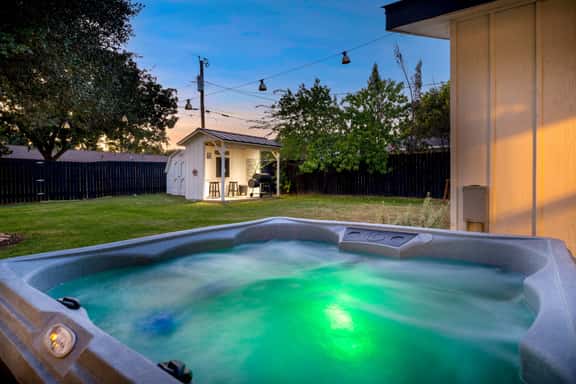 Home & Vine - Hot Tub, Fire Pit & Cowboy Pool - Image 1