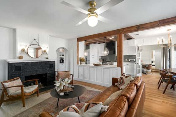 Ruth's Place - Walk to Main, Hot Tub & Fire Pit - Image 1