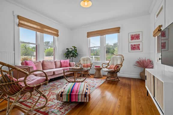 Pink Duchess - Mins to Main, Hot Tub & Fire Pit - Image 1