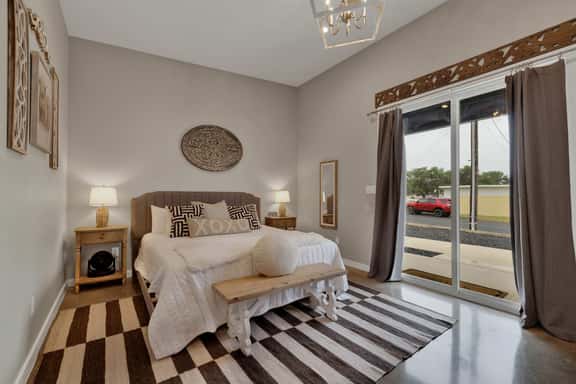 Poplar Place 3 - Hot Tub & Close to Downtown - Image 1