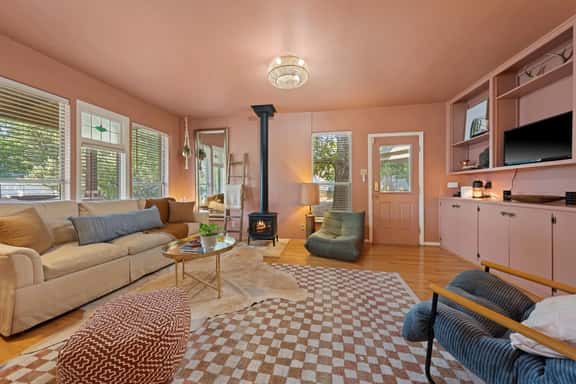CUTE Zen bungalow downtown, hot tub & wine! - Image 1