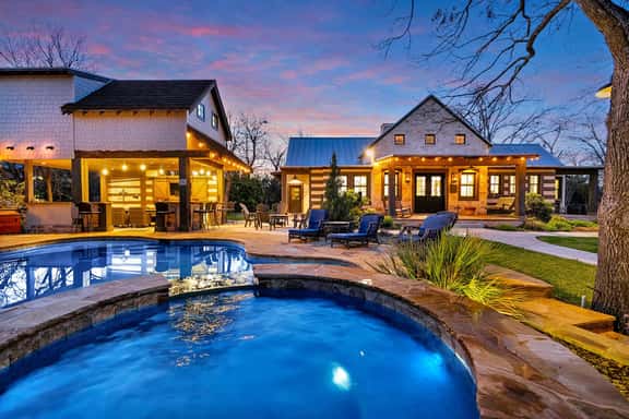 Lost Creek Lodge - 2 blocks from Main with Pool - Image 1