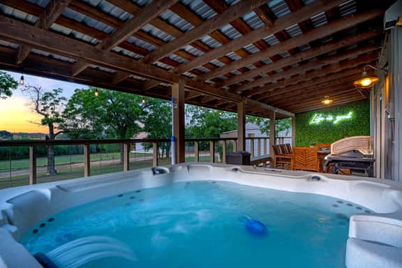 Hollmig Haus - Hot Tub, Cowboy Pool & Beauty Bar - Image 1