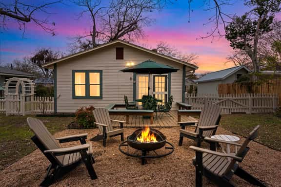 Primrose Cottage - Fire Pit & Close to Downtown - Image 1
