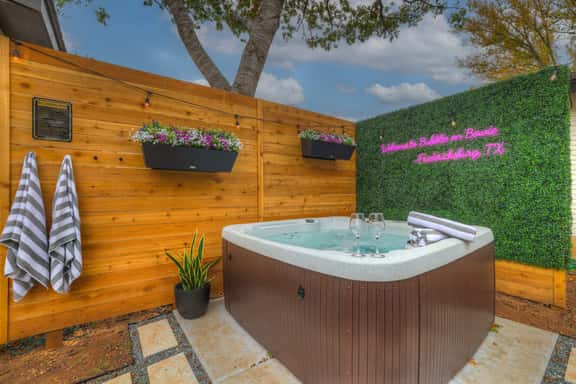 Bubble on Bowie - Mins to Main, Hot Tub & Fire Pit - Image 1