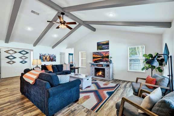 Peach Street Retreat - Fire Pit and Close to Main St - Image 1