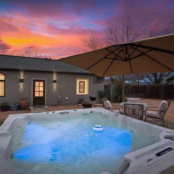 Cross Mt Retreat - Hot Tub & 2 Private Suites - Image 1