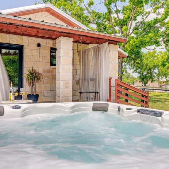 Elm Cottage - Hot Tub & 1 mile from Main st - Image 1