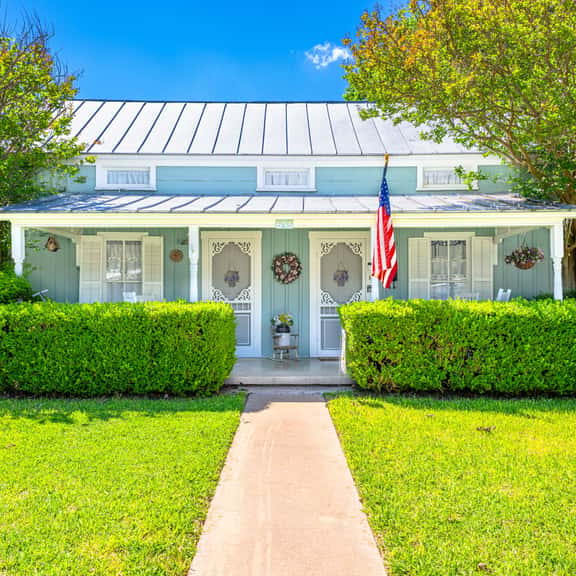 Blue Cottage - 4 blocks from Main Street - Image 1