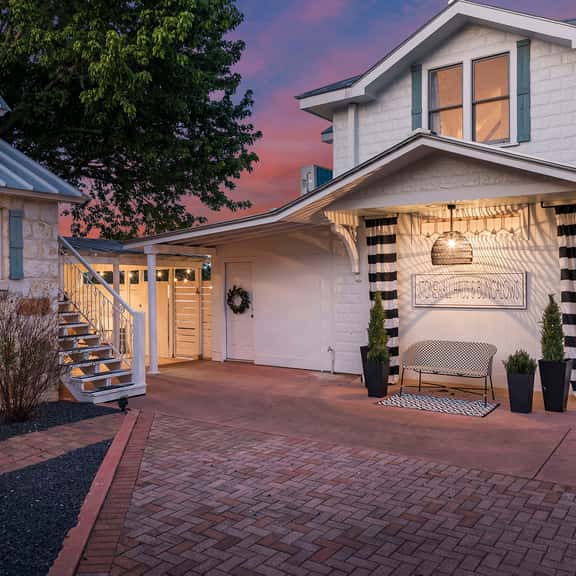 Stonewall Bungalows - Sleeps 15 - Image 1