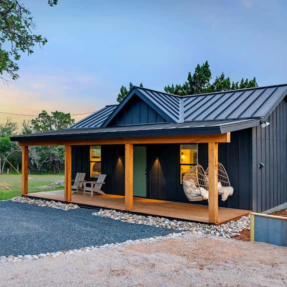 Caroline's Cottage, Hot Tub, Fireplace, Fire pit! - Image 1