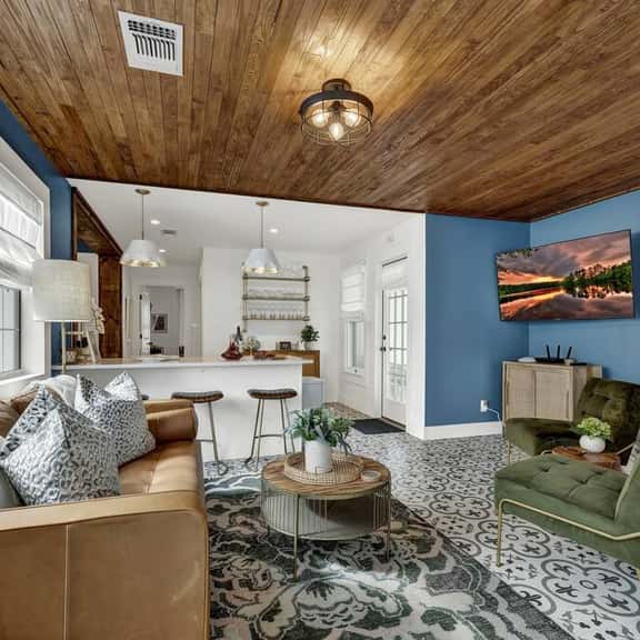 Wine Down House - Hot Tub, Fire Pit & Walk to Main - Image 1