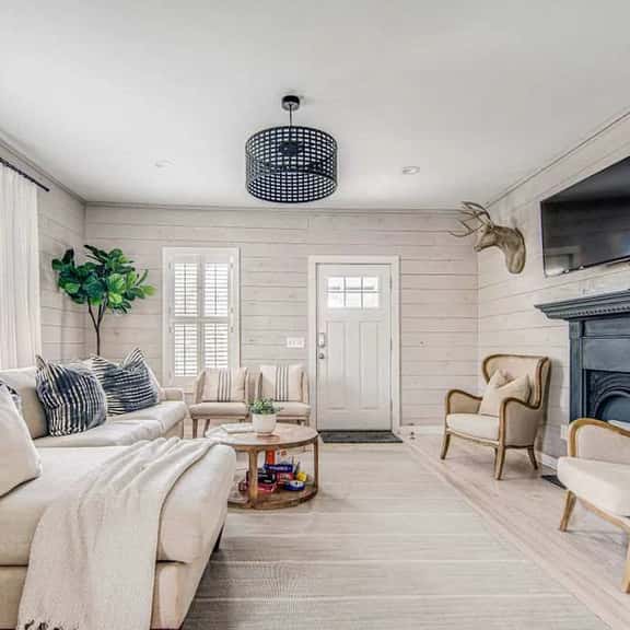Moon Struck Manor - Sleeps 12 & Short Walk to Main - Image 1