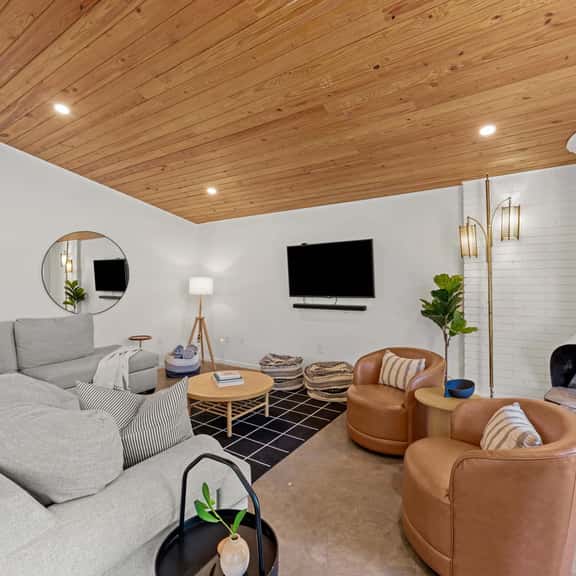 Schubert Haus - 2 BLKS to Main St, Hot Tub & Pool - Image 1