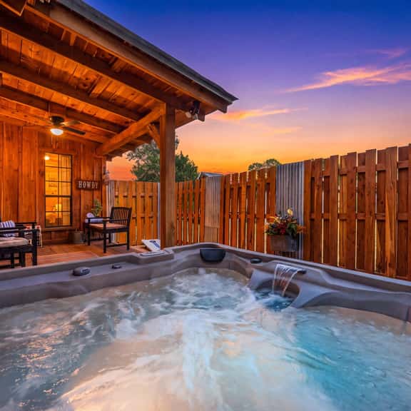 Saw Mill (Lodge #4) Hot Tub & 10 Mins to Main St - Image 1