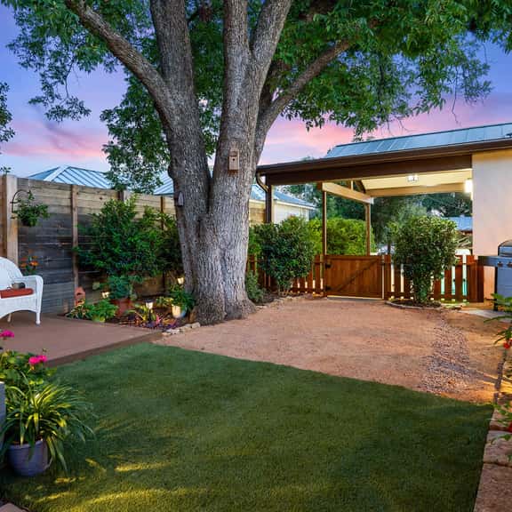 Secret Garden Cottage - Walk to Main St. - Image 1