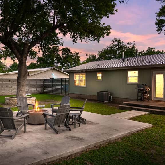 Ufer Haus - Game Room, Fire Pit, Walk to Main - Image 1