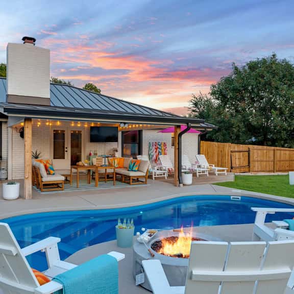 Club Fritz - Karaoke Lounge, Pool & Hot Tub - Image 1