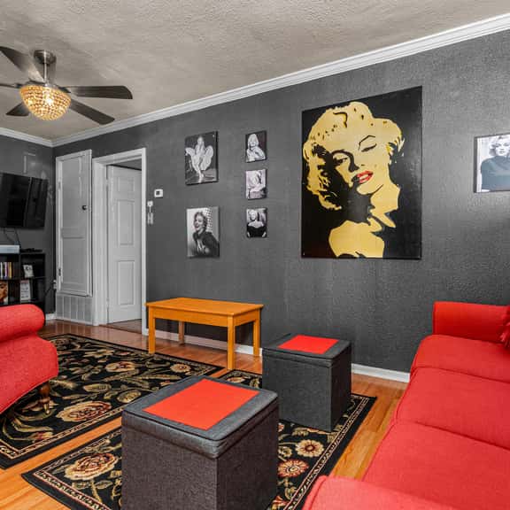 That Marilyn House - 2 Blocks to Main! - Image 1