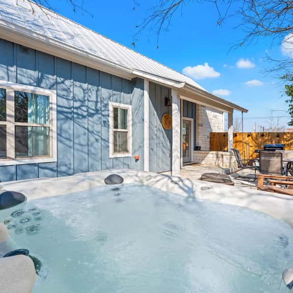 Broken Windmill Cottage - Hot Tub, 5 Min to Main - Image 1