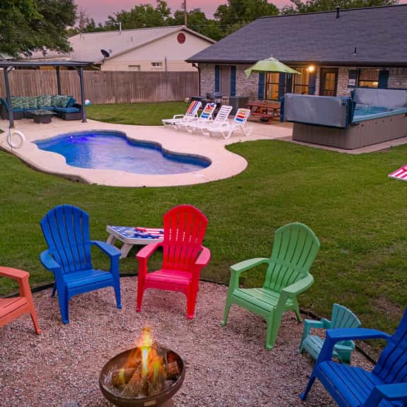 Curvy pool, huge hot tub, fire pit near Main St - Image 1