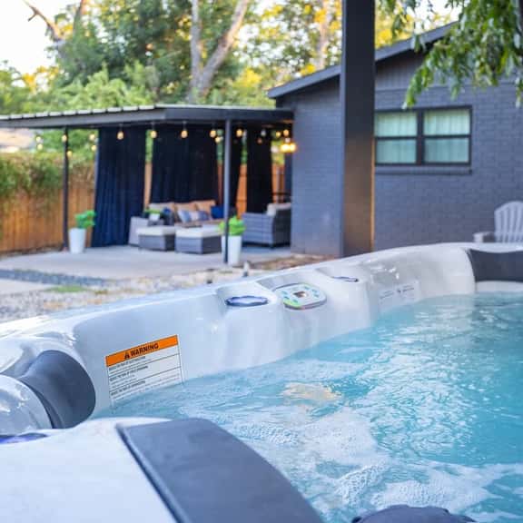 Das Green Dor - Sleeps 9, Hot Tub & Fire Pit - Image 1