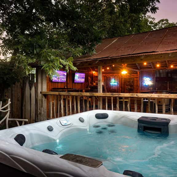 Charmed Haus - Hot tub & Pool Table - Image 1