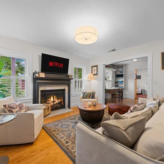 Perla's Place - Fire Place & 3 Blocks from Main - Image 1