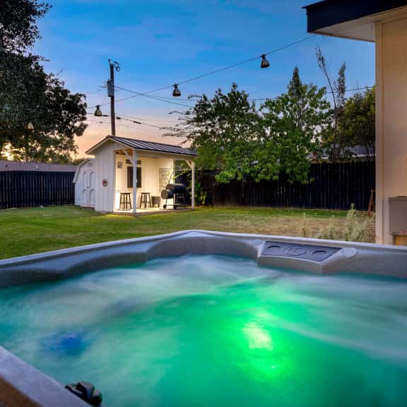 Home & Vine - Hot Tub, Fire Pit & Cowboy Pool - Image 1