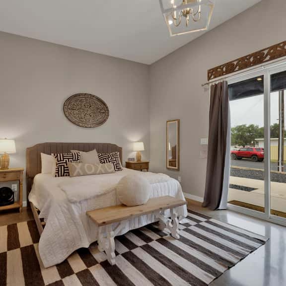 Poplar Place 3 - Hot Tub & Close to Downtown - Image 1