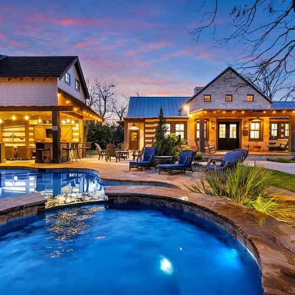 Lost Creek Lodge - 2 blocks from Main with Pool - Image 1