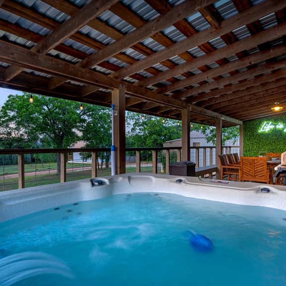Hollmig Haus - Hot Tub, Cowboy Pool & Beauty Bar - Image 1