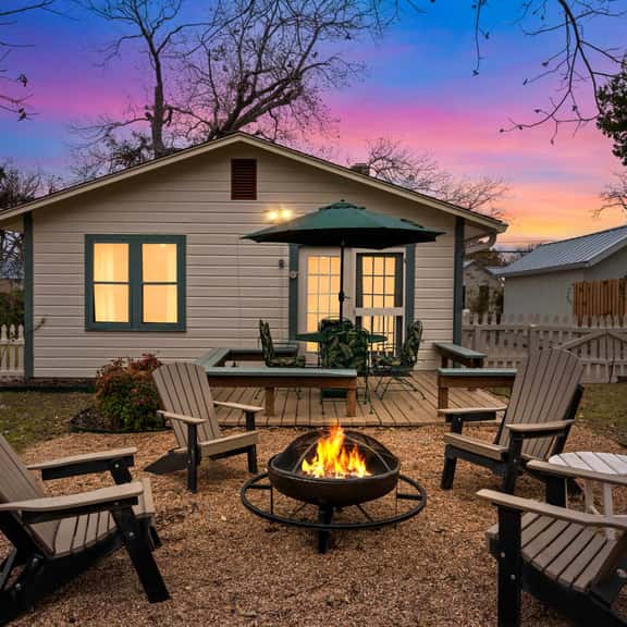 Primrose Cottage - Fire Pit & Close to Downtown - Image 1