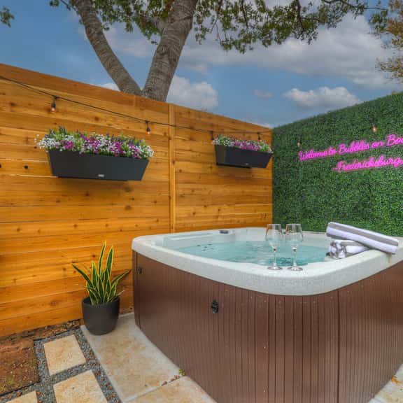 Bubble on Bowie - Mins to Main, Hot Tub & Fire Pit - Image 1