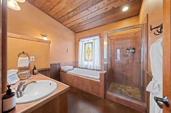 Cross Mt Retreat - Hot Tub & 2 Private Suites - Image 4
