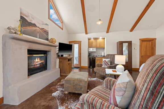 Cross Mt Retreat - Hot Tub & 2 Private Suites - Image 5