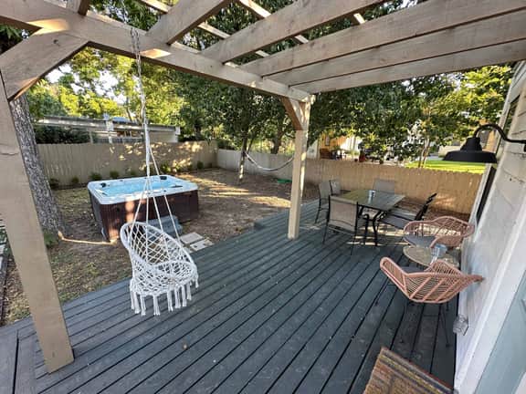 House on Cora - Sleeps 10, Hot Tub & Walk to Main! - Image 5