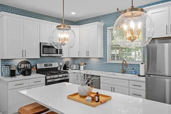 House on Cora - Sleeps 10, Hot Tub & Walk to Main! - Image 4