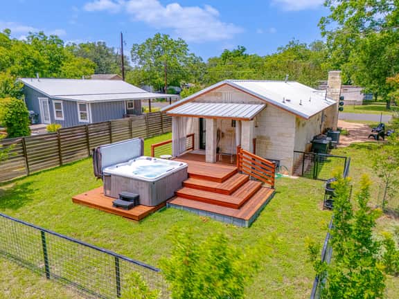 Elm Cottage - Hot Tub & 1 mile from Main st - Image 3