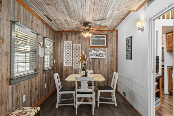 Saw Mill (Cottage #3)- Hot Tub & 10 Mins to Main St - Image 2