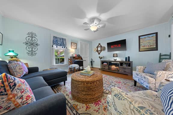 Blue Cottage - 4 blocks from Main Street - Image 2
