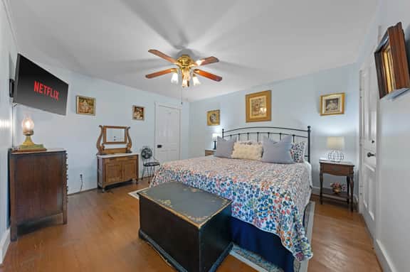 Blue Cottage - 4 blocks from Main Street - Image 3