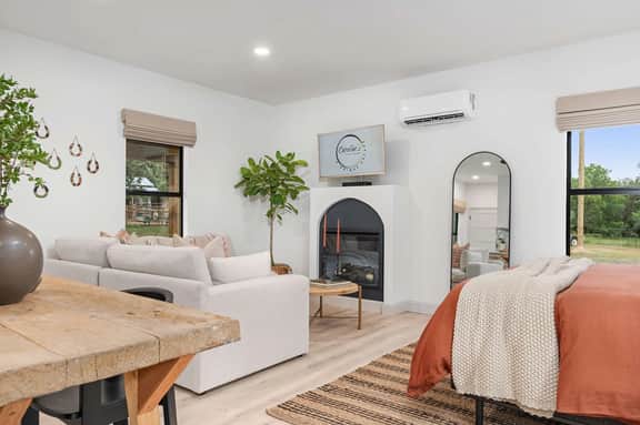Caroline's Cottage, Hot Tub, Fireplace, Fire pit! - Image 5