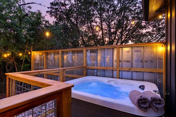 Caroline's Cottage, Hot Tub, Fireplace, Fire pit! - Image 4