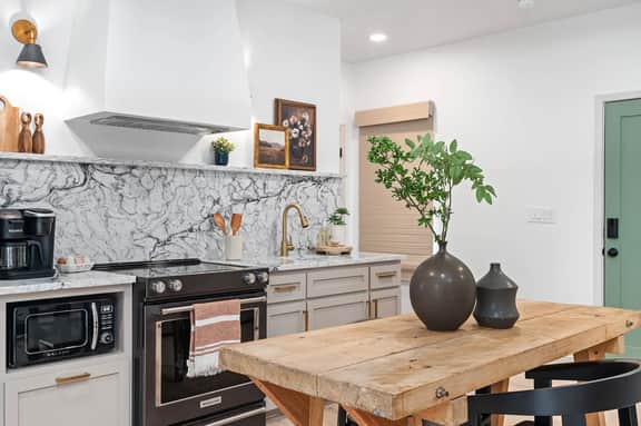 Caroline's Cottage, Hot Tub, Fireplace, Fire pit! - Image 2